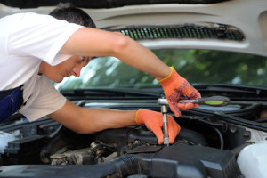 Click to complete a get quote form Motor Trade Insurance for the Car mechanic in auto repair service